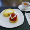 マルナカ菓子店 - 料理写真:ロールケーキ、イチゴのタルト、ロンネフェルトティー