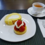 マルナカ菓子店 - ロールケーキ、イチゴのタルト、ロンネフェルトティー