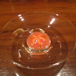 カセント - トマトのジュレ＆ムースの美しい層　アミューズ