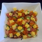 旬菜厨房 海月 - 毎日６種類はお刺身がのるそうで、今日はブリ、カンパチ、タイ、タコ、マグロ、イクラ、玉子焼、キュウリ。