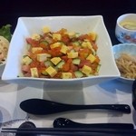 旬菜厨房 海月 - 宝石箱の海鮮丼 １０００円(税込)  切干大根、茶碗蒸し、お漬物２種類、お味噌汁、レンコン入りレタスのサラダ付。