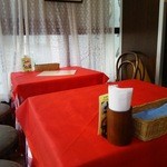 テーブルクロスは、赤いチェック。昔ながらの洋食屋さん