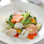 Stir-fried three types of seafood and seasonal vegetables