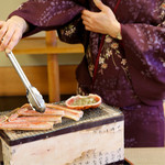 いわし屋 - 仲居さんが丁寧に焼いてくれます