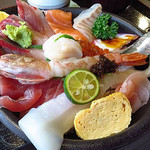 総本山 - 海鮮丼（茶碗蒸しと赤出汁付き）950円
