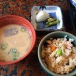 南天苑 - お味噌汁に鮭が入っておいし♡