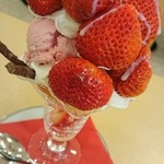 アオイ農園　ぶどうの木 - あまおう苺のパフェ♪