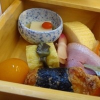 和創り 萌木 - ◆下の引き出しのお料理。
                「出汁巻玉子」「鴨」「鶏から揚げ」「金柑甘露煮」「ごま豆腐」など。
                どれも丁寧に調理されています。