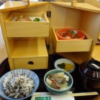 和創り 萌木 - ◆週替わり おばんざい弁当（1380円：税込）・・3段重ねの器も洒落ていますし見た目も華やか。
                女性客は殆どこれをオーダーされていました。