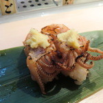 魚がし日本一 立喰寿司 - 炙りゲソ握り・生姜
