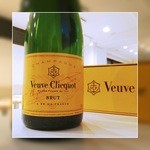 カジュアルフレンチ リアン - ドリンク写真:ヴーヴ・クリコを代表する辛口シャンパーニュ