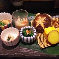 魚菜 由良 2号店 - 筍、椎茸と海老シンジョウなど、きめ細かい料理が並びます。