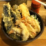 立喰いそば とんがらし - もりあわせそば550円
      ぜーんぶ揚げたて