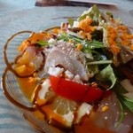 Ｂｉｓｔｒｏ　Ｒ - ◆オードブル・・サラダ仕立てのカルパッチョ。
            お魚は「真鯛」「アオサ」「ヒラス」「鯵」「カナトフグ」などが盛合されていますが、
            どれも新鮮で美味しい。