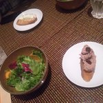 サラダ＆ピンチョス。ピンチョスは2種類からチョイス