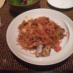 ビキニ　タパ - パスタのパエリア。取り分けてくれました