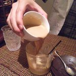 ビキニ　タパ - 砂糖とクリームをホットコーヒーに入れてから、氷の入ったグラスへそそぎます