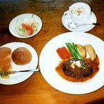 カフェレストラン匠 - 自家製和風ハンバーグ温野菜添え、スープ、サラダ、ライスまたはパンが付くセット。 
