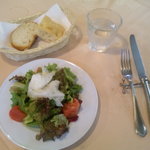 サラダとパン（フランスパンとフォカッチャ）