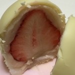 夢菓房たから - ホワイトチョコいちご大福(断面）