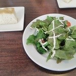 Trattoria　Bazza - サラダは葉っぱの味がちゃんとする。フォカッチャは軽くて柔らかくパンっぽくてパサついていないから美味しい。ほんとはおかわりしたい。1200円位でフルーツかデザートか飲み物が付くともっといいな～(￣▽￣)