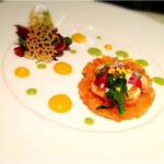 オチェーアノ - サーモンマリネのコンフィとタルタル スモークサーモンムースを添えて グリーンハーブムースとミカンのヴィネグレット