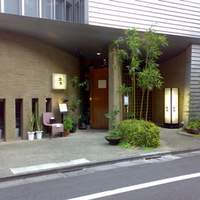 博多水炊きと焼き鳥 鳥善 銀座店 - 入口が二つ