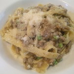 鶏挽き肉とキノコのラグーソースの自家製タリアテッレ