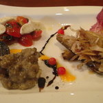 Kuore - ランチＡの前菜盛り合わせ（ナスとキャベツのマリネ、豚肉の白ワイン煮、トマトとチーズのカプレーゼ）