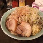 麺や あかつき - あかつき麺　野菜・にんにく・タレ・背アブラ(2015.12)