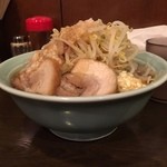 麺や あかつき - あかつき麺　野菜・にんにく・タレ・背アブラ　横アングル(2015.12)