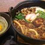 うどん館 藤丸 - 牛すき鍋うどん、生卵つき。