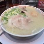 元祖 名島亭 - ラー博は俺の社員食堂。  名島亭さん開店1周年おめでとうございます！  築炉釜出しとんこつラーメソ＋味玉！ 今日もベタカタで。ご主人城戸さんもいらっしゃり、和やか。しかし混んでたな