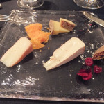 ガストロノミー ジョエル・ロブション - 選んだフロマージュ
      選んだフロマージュ
      ヤギ、リクエストのミモレット