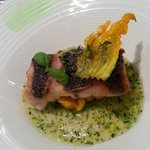 ガストロノミー ジョエル・ロブション - イサキと黒オリーブのクネルのせ、タイムとクルジェットのナージュソース