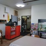 Kaikaen - 店内♪席と水槽以外は何も無い感じ。。。