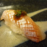 ヒラマサ☆ポン酢、大根おろし、葱に胡麻油を混ぜたものがトッピングされています♪