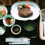 Kafe Resutoran Takumi - 柔らかなヒレステーキはしょうゆベースの和風のタレでどうぞ。サラダ、味噌汁、たまり漬、ライス付。 