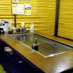 関西風専門店　お好み焼き　祇園 - テーブル席と座敷席があります。
