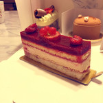 エーグルドゥース - フランボワーズとアールグレイのケーキ
      奥にある茶色のドーム型はコーヒーとチョコレートとキャラメルのケーキ