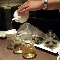 カントニーズ 燕 - テーブルでお茶を入れてくださいます。