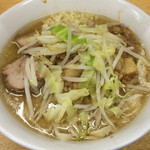 ラーメン二郎 - ラーメン 700円　麺半分・ヤサイ少なめ・ニンニク少なめ・アブラ