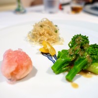 メゾン・ド・ユーロン - 前菜の盛り合わせ　三種
                　菜の花
                　蕪の赤酢漬け
                　金柑
                　くらげの葱和え