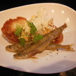 燻鮎 - ワカサギ天ぷらと卵とカリフラワーのバゲット