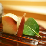 いち太 - 茗荷（めうが）に椿（つばき）の葉（は）