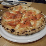 ピザ マーレ - スモークサーモンといくらのピザ