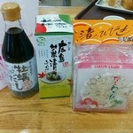 Kodani sabisu eria darisen shoppingu kona - 右から、「渚のひびきたこわさび　¥546」、「広島菜漬ふりかけ ¥540」、「寺岡家の牡蠣だし醤油 ¥412」。価格は全て税込。