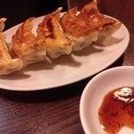 來々軒 - 大ぶり、肉餡たっぷりの絶品餃子