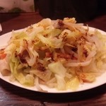 來々軒 - 最初に出てくる茹でたお野菜。好みでテーブルのラー油かけていただきます