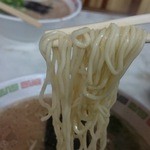 丸星ラーメン - ややウェ～ブした中細麺